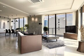 Modern 2 Bdr Apt, Large Living Room, High Speed Wifi