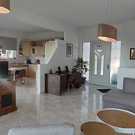 Sea Breeze Villa With Stunning sea View Near Rethymno Town and the Bea