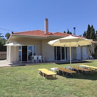 Sea Breeze Villa With Stunning sea View Near Rethymno Town and the Bea