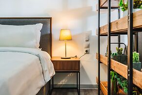 Sanders Home Suites - Inviting Downtown Studio