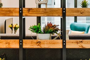 Sanders Home Suites - Inviting Downtown Studio