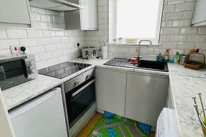 Villa - Sleeps 6 - Pets Ok - Pool - Parking