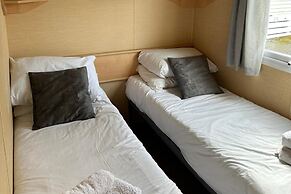 Newquay - Caravan - Sleeps 8 - Parking - Seaside