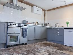 South Grange House - Sleep 16