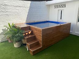 Stylish House With Beautiful Galleries In Gethsemane With Jacuzzi