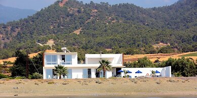 Blue - Beach Front Spectacular Villa Sleeps 10