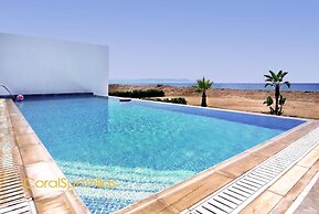 Blue - Beach Front Spectacular Villa Sleeps 10