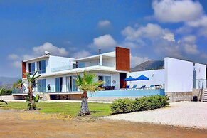 Blue - Beach Front Spectacular Villa Sleeps 10