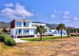 Blue - Beach Front Spectacular Villa Sleeps 10