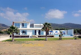 Blue - Beach Front Spectacular Villa Sleeps 10