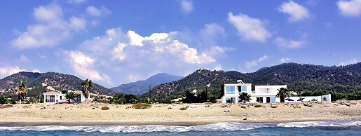 Blue - Beach Front Spectacular Villa Sleeps 10