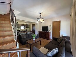 Stylish Maisonette With 3 Bedrooms in Vourvourou, Greece