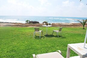 Sea Front Villa, Heated Private Pool, Amazing Location Paphos 323