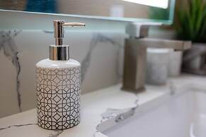 Oregon Jade Lodging- Spacious 2 Bedrooms, Ev Charger, Quite By Stream