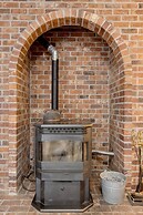 Oregon Jade Lodging- Spacious 2 Bedrooms, Ev Charger, Quite By Stream