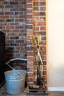 Oregon Jade Lodging- Spacious 2 Bedrooms, Ev Charger, Quite By Stream