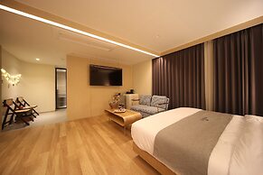 Hound Hotel Sajik Minam Station