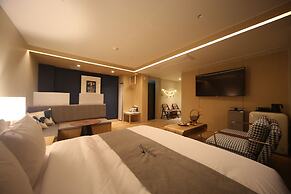 Hound Hotel Sajik Minam Station