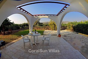 Amazing Pool, Complete Privacy, Amenities and Beach Nearby