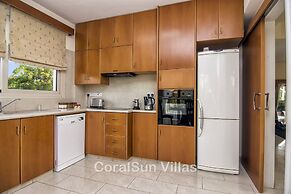 Amazing Pool, Complete Privacy, Amenities and Beach Nearby