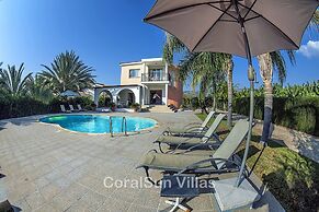 Amazing Pool, Complete Privacy, Amenities and Beach Nearby