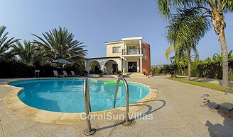 Amazing Pool, Complete Privacy, Amenities and Beach Nearby