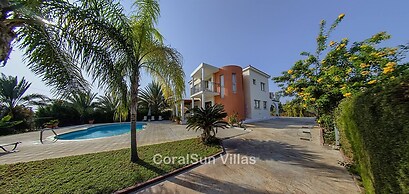 Amazing Pool, Complete Privacy, Amenities and Beach Nearby