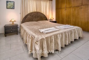 Amazing Pool, Complete Privacy, Amenities and Beach Nearby