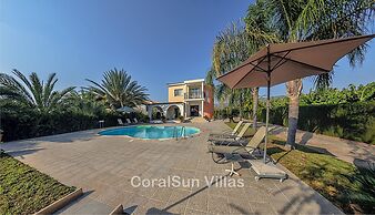 Amazing Pool, Complete Privacy, Amenities and Beach Nearby