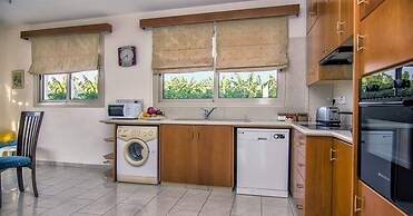 Amazing Pool, Complete Privacy, Amenities and Beach Nearby