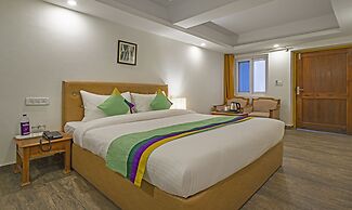 Treebo Raj Mall Road