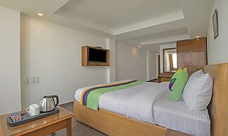 Treebo Raj Mall Road