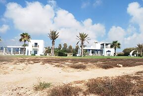 Sea Front Villa With Private Heated Pool, Quiet Area Paphos 322