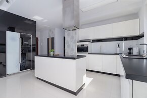 Big Apartment With Garden by Renters