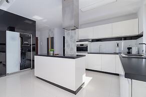 Big Apartment With Garden by Renters