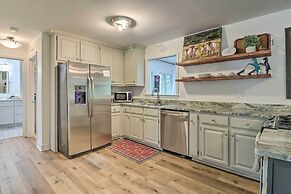 Highlands Cottage w/ Sunroom ~ 1 Mile to Downtown!