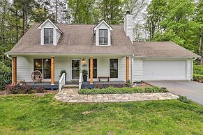 Highlands Cottage w/ Sunroom ~ 1 Mile to Downtown!