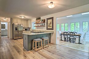 Highlands Cottage w/ Sunroom ~ 1 Mile to Downtown!