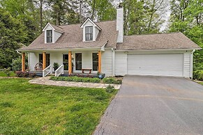 Highlands Cottage w/ Sunroom ~ 1 Mile to Downtown!