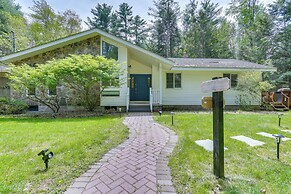 Charming Swan Lake Apartment w/ Deck!