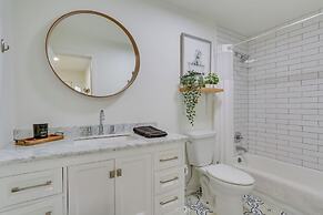 Charming Swan Lake Apartment w/ Deck!