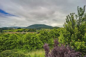 Classy Home w/ Hot Tub + Mt. Jefferson Views!