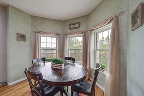 Classy Home w/ Hot Tub + Mt. Jefferson Views!