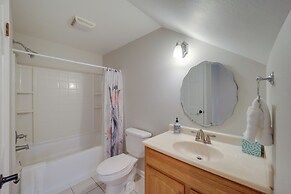 Classy Home w/ Hot Tub + Mt. Jefferson Views!