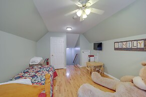 Classy Home w/ Hot Tub + Mt. Jefferson Views!