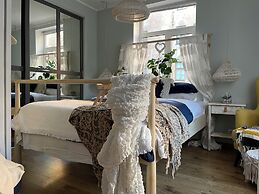 Pristine 1Br Apt in City Center