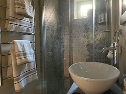 Pristine 1Br Apt in City Center