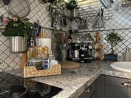 Pristine 1Br Apt in City Center