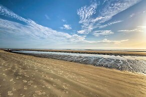 Walk to Ocean: Bright Daytona Beach Condo!