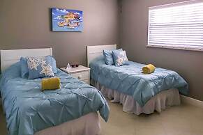 Pool & Outdoor Bar: Cape Coral Home